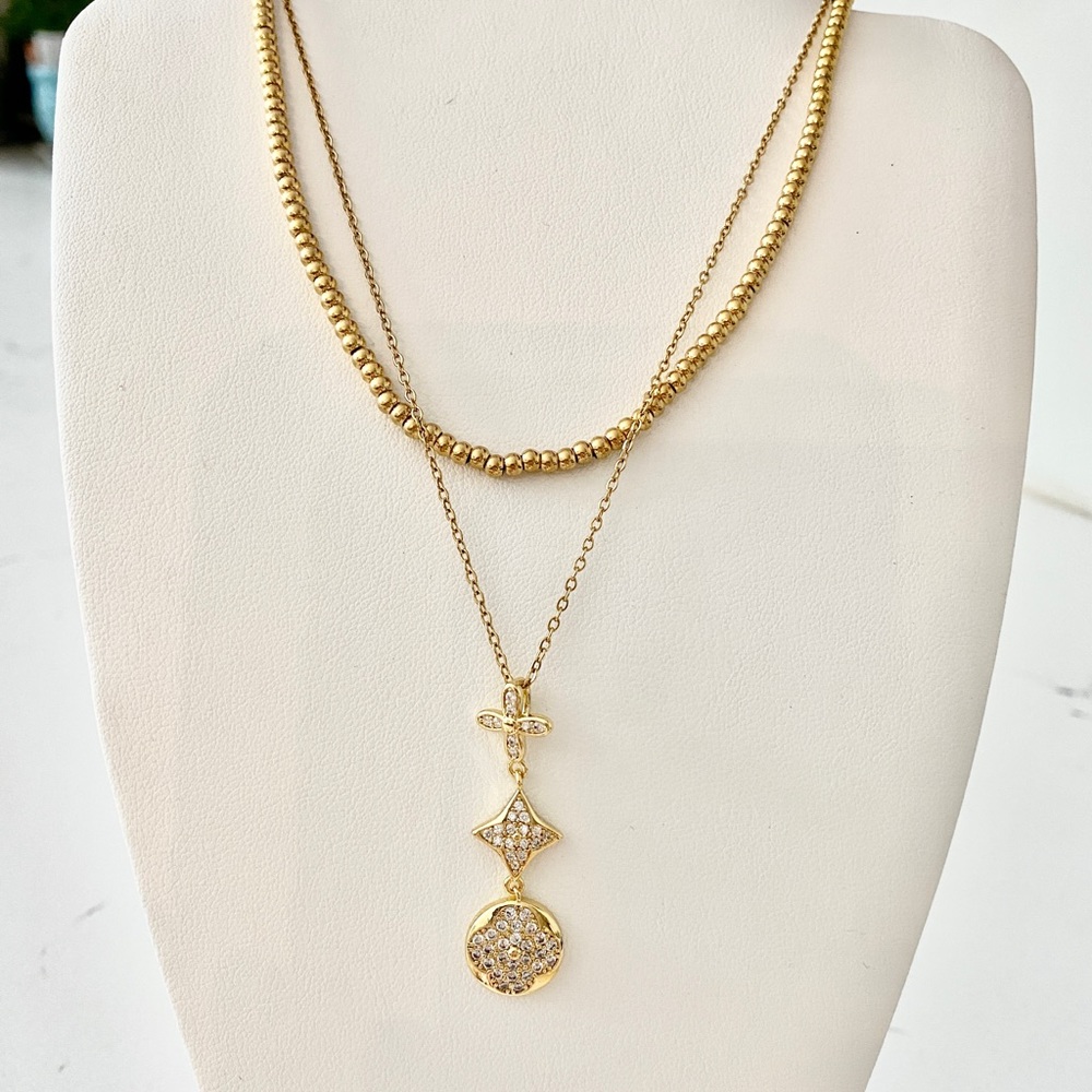 2 for 1 special. Drop clover pendant necklace and small ball link chain.